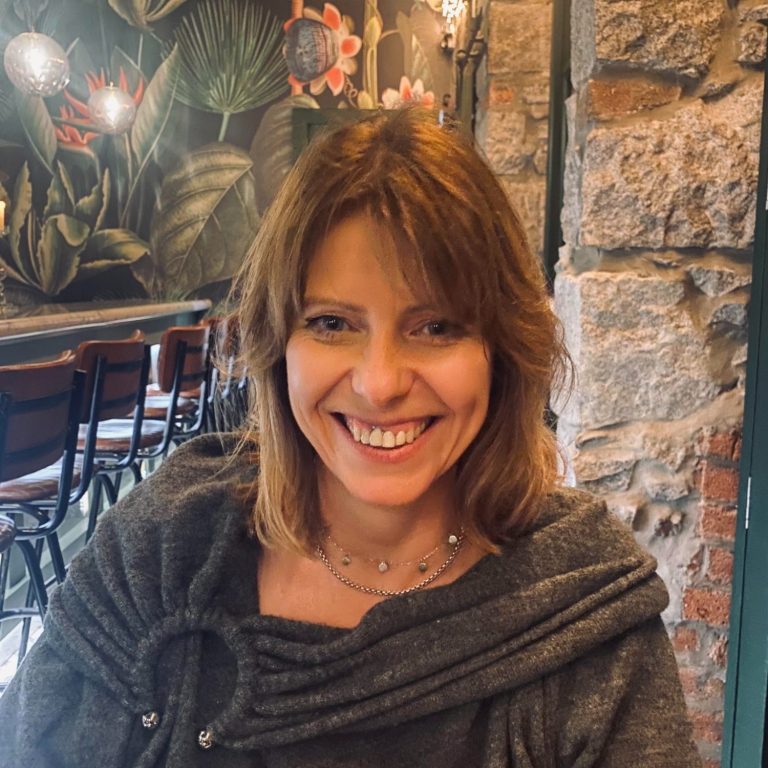 Audrey réalise des manucures et pédicures au gel constructeur au salon Inno'sens à Bergerac.